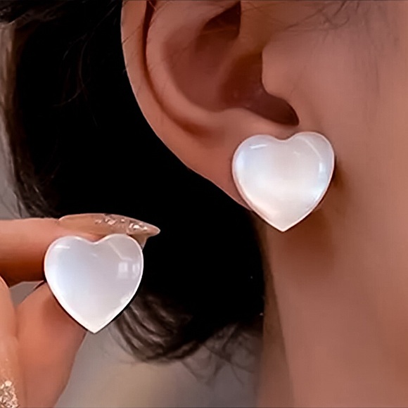 🔵𝟲𝟱%𝗢𝗙𝗙 𝗯𝘂𝗻𝗱𝗹𝗲𝘀 𝟯+🔵 NEW Large White Heart Acrylic Stud Earrings - Picture 1 of 10